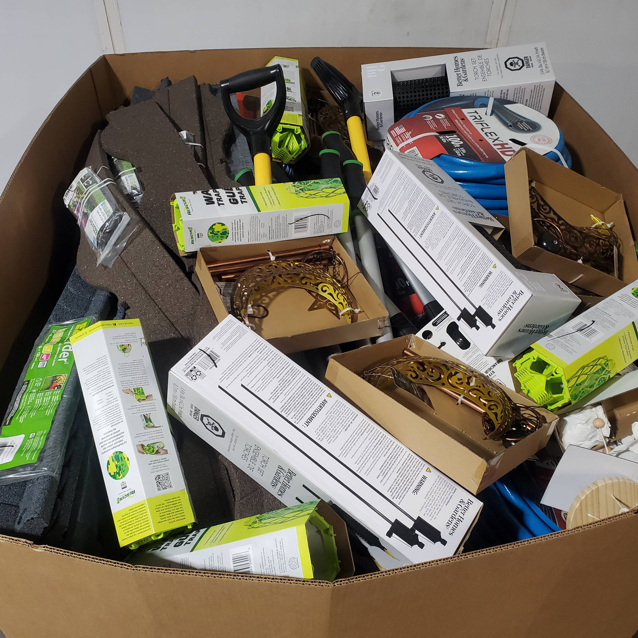 262 units of Garden & Accessories - MSRP $4,734 - Returns (Lot # 949304)