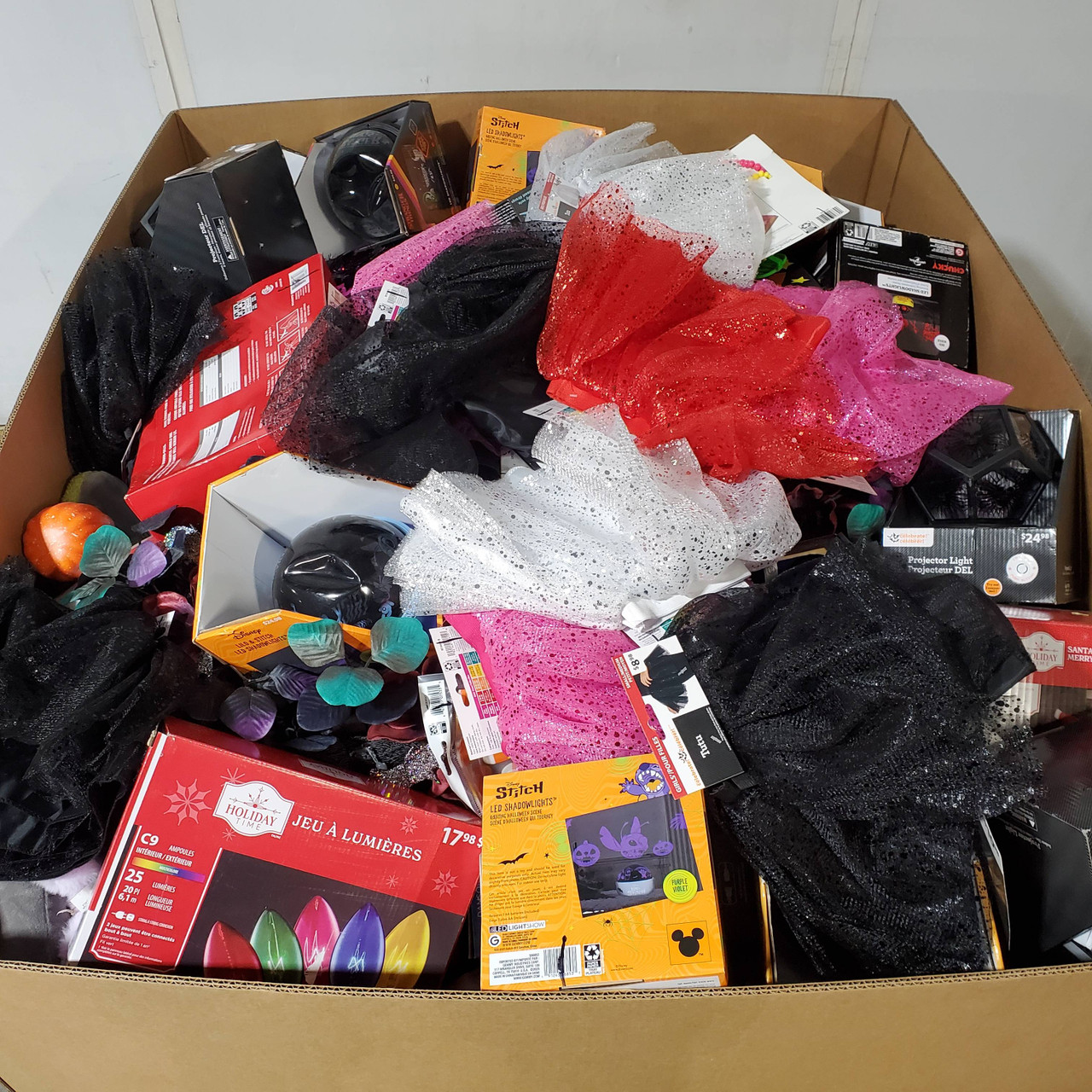 391 units of Halloween & More - MSRP $4,271 - Returns (Lot # 950022)