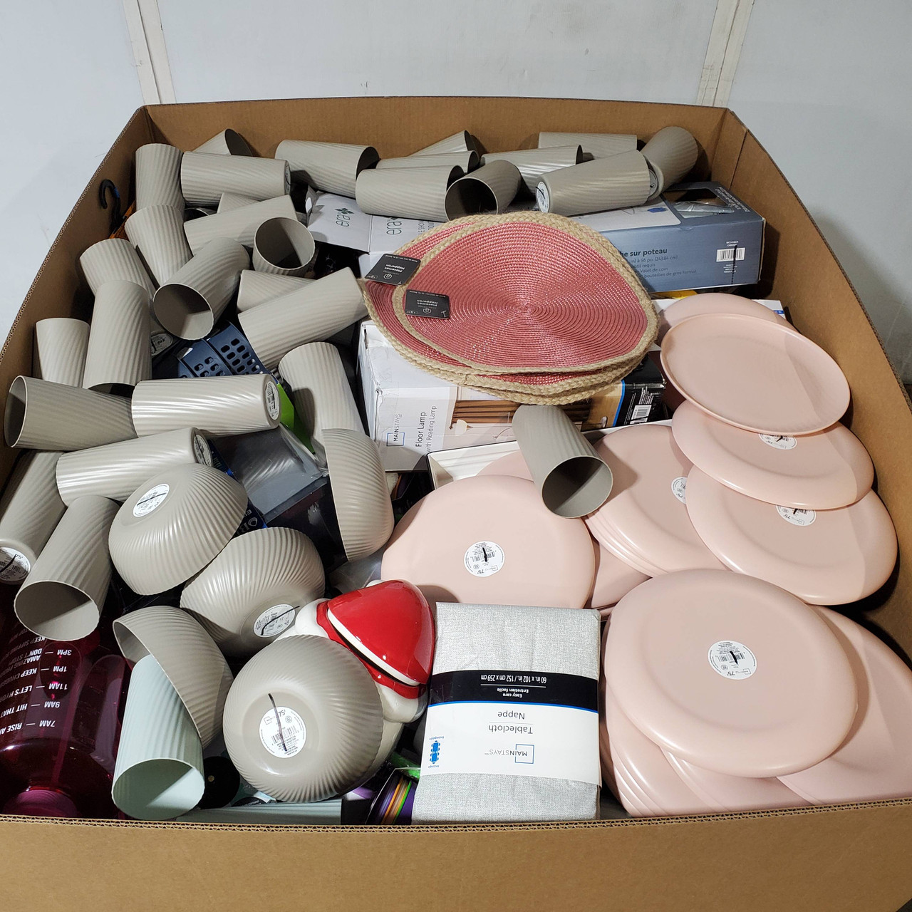 833 units of Home Products - MSRP $3,570 - Returns (Lot # 950110)