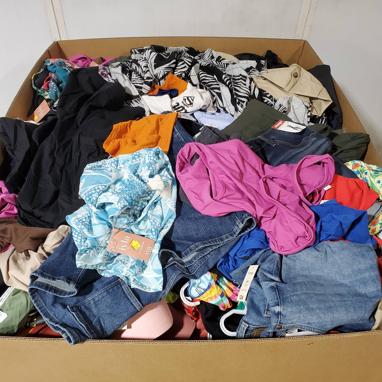 968 units of Clothing & Accessories - MSRP $13,106 - Returns (Lot # 950112)