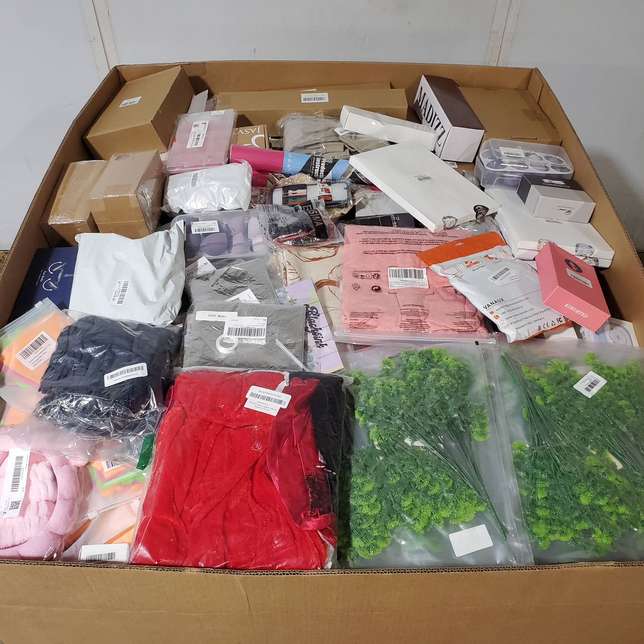 809 units of Unmanifested GM - MSRP $8,090 - Returns (Lot # 952901)