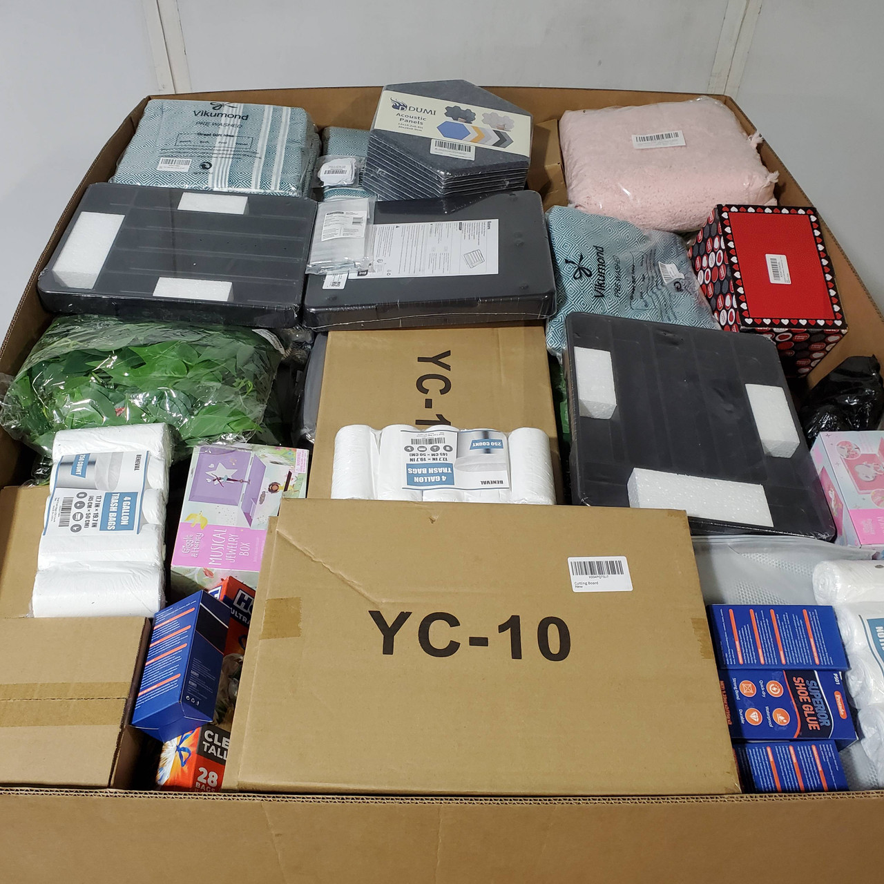 400 units of Home Products - MSRP $6,976 - Returns (Lot # 952902)