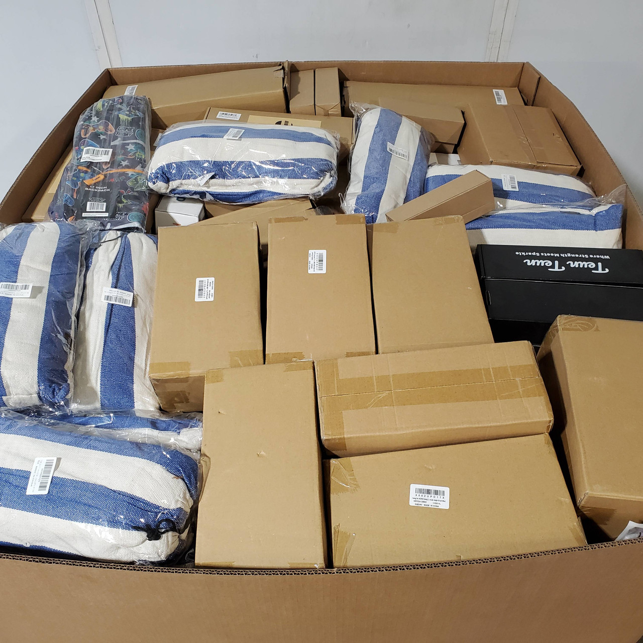 699 units of Sporting Goods - MSRP $10,976 - Returns (Lot # 942308)