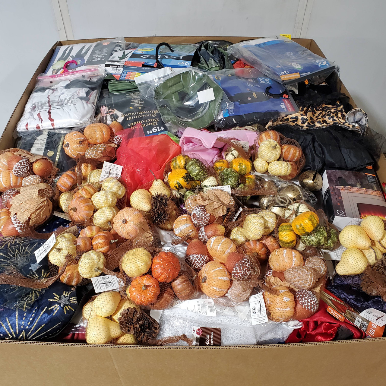 631 units of Holidays & Party - MSRP $7,003 - Returns (Lot # 951916)