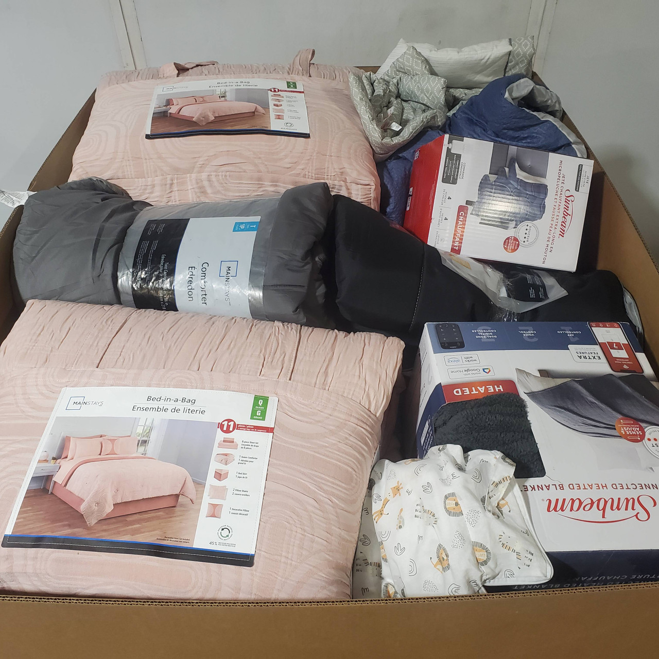 32 units of Bedding - MSRP $1,554 - Returns (Lot # 952010)
