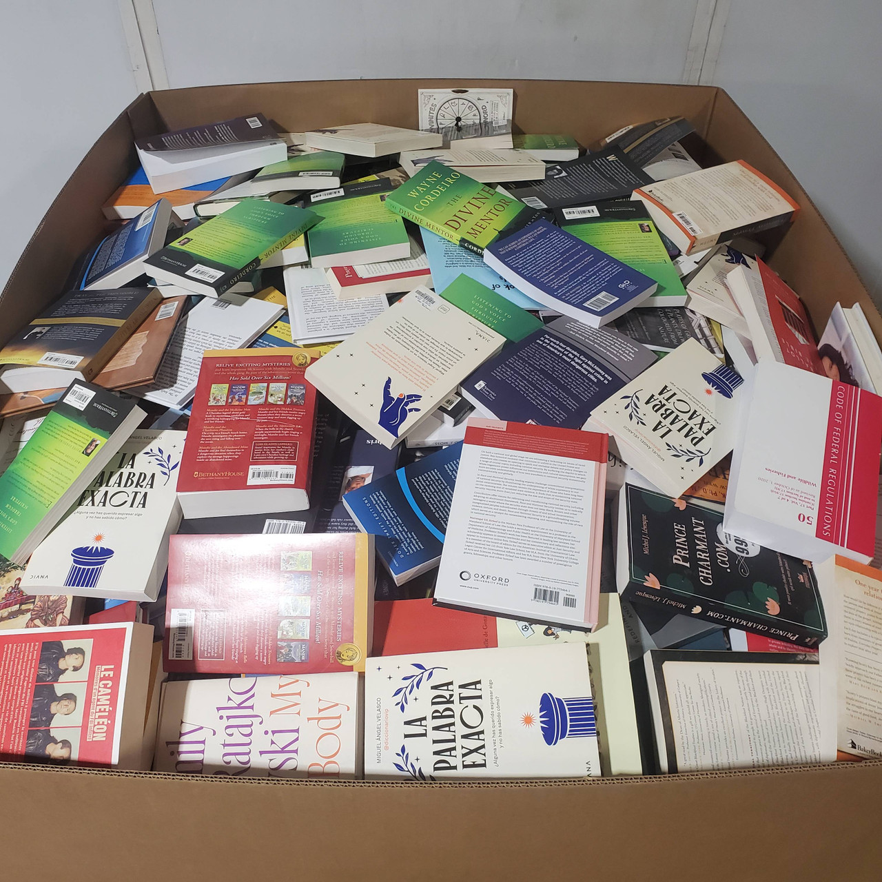 976 units of Books - MSRP $30,863 - Like New (Lot # 952904)