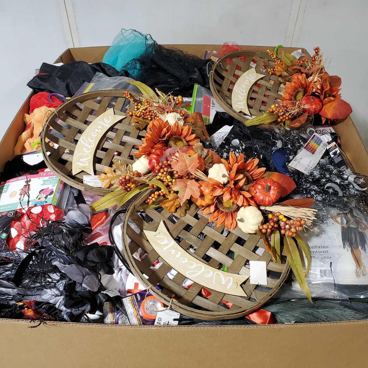 1116 units of Holidays & Party - MSRP $10,106 - Returns (Lot # 953704)