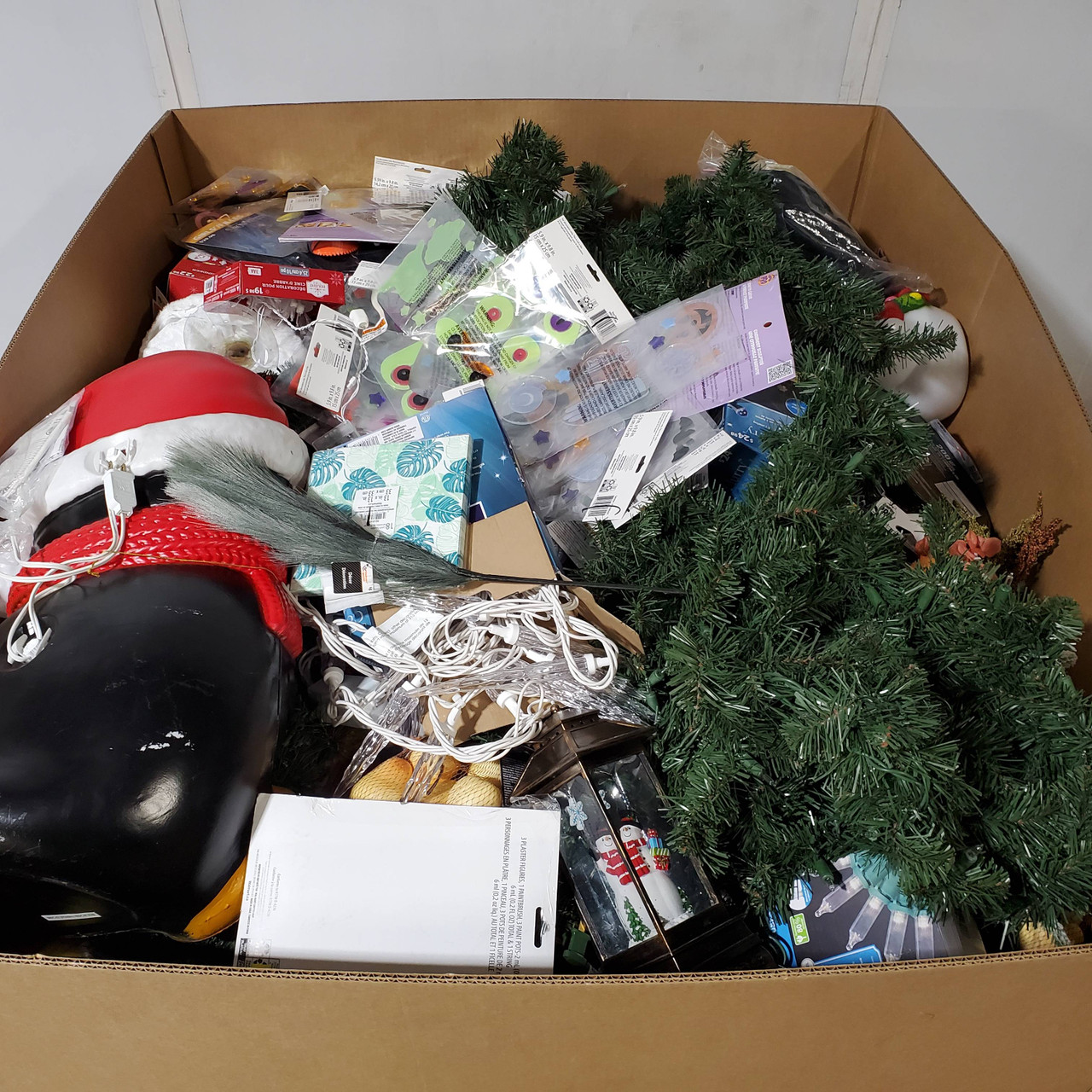 1533 units of Holidays & Party - MSRP $8,189 - Returns (Lot # 953712)