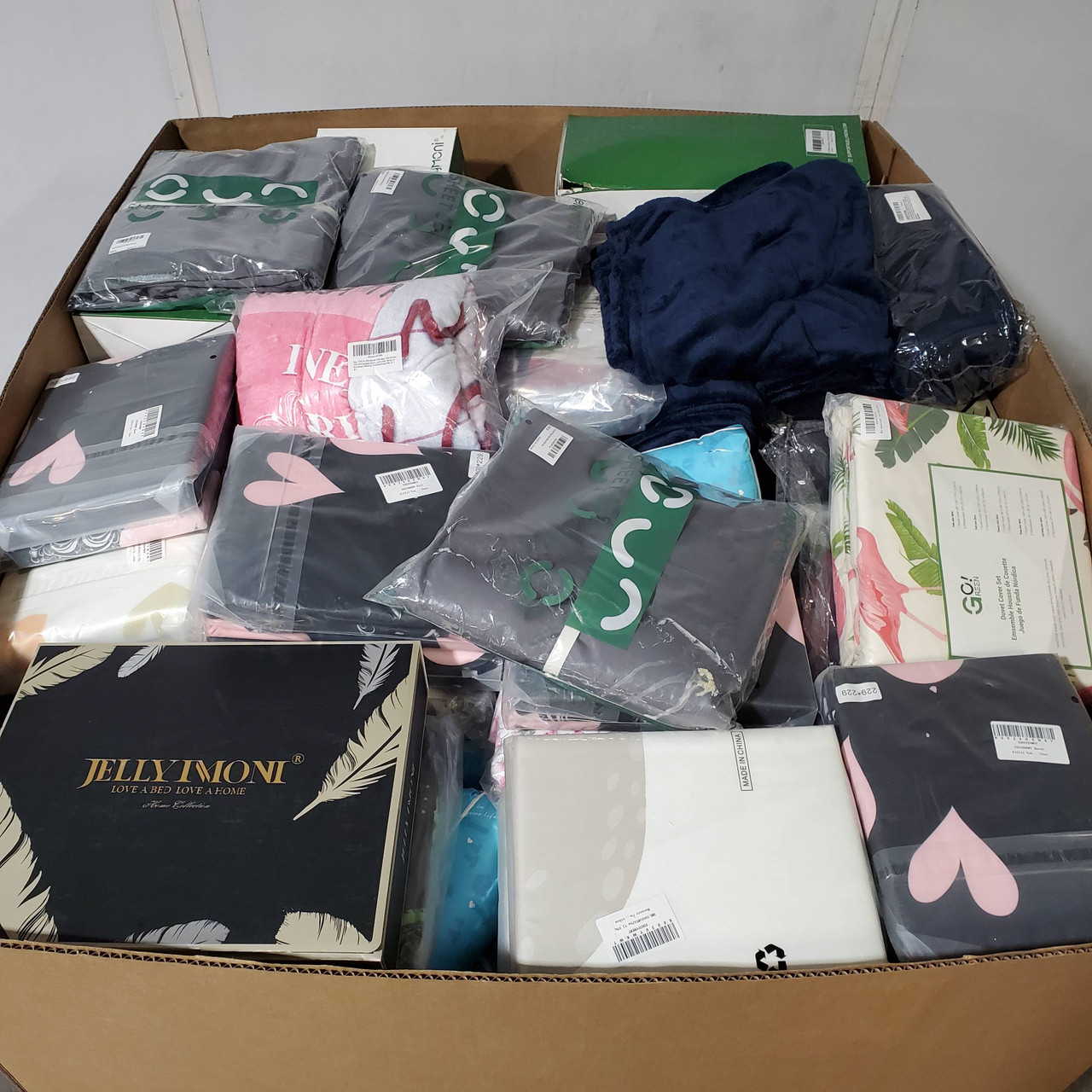 229 units of Bedding - MSRP $6,496 - Returns (Lot # 943423)