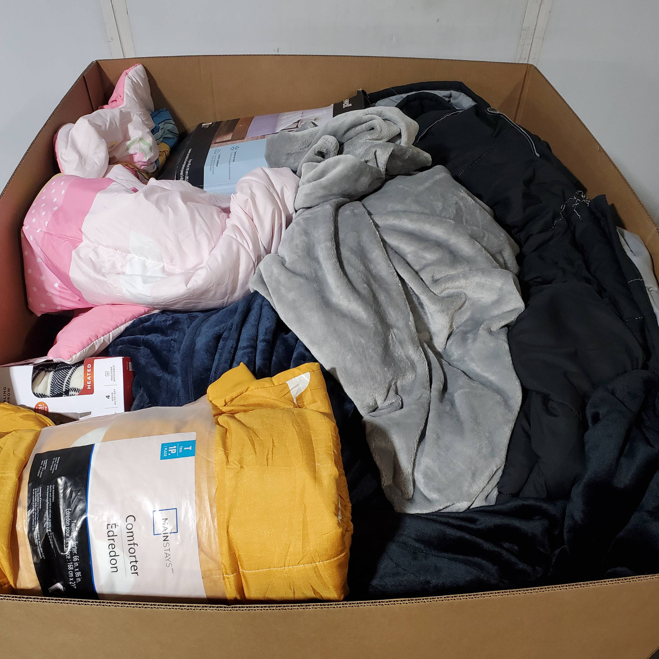 66 units of Bedding - MSRP $2,324 - Returns (Lot # 954217)