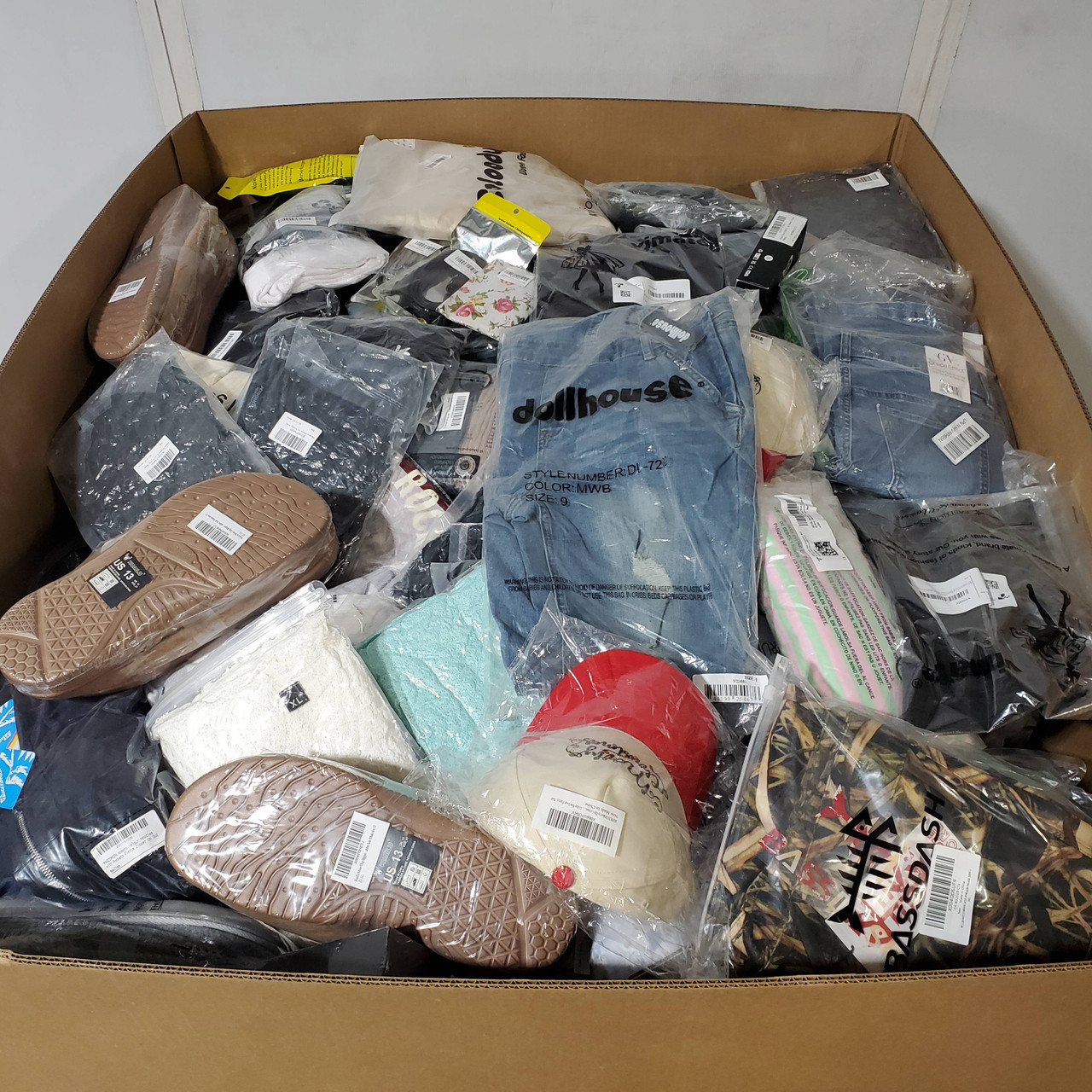 718 units of Clothing & Accessories - MSRP $14,501 - Returns (Lot # 955430)