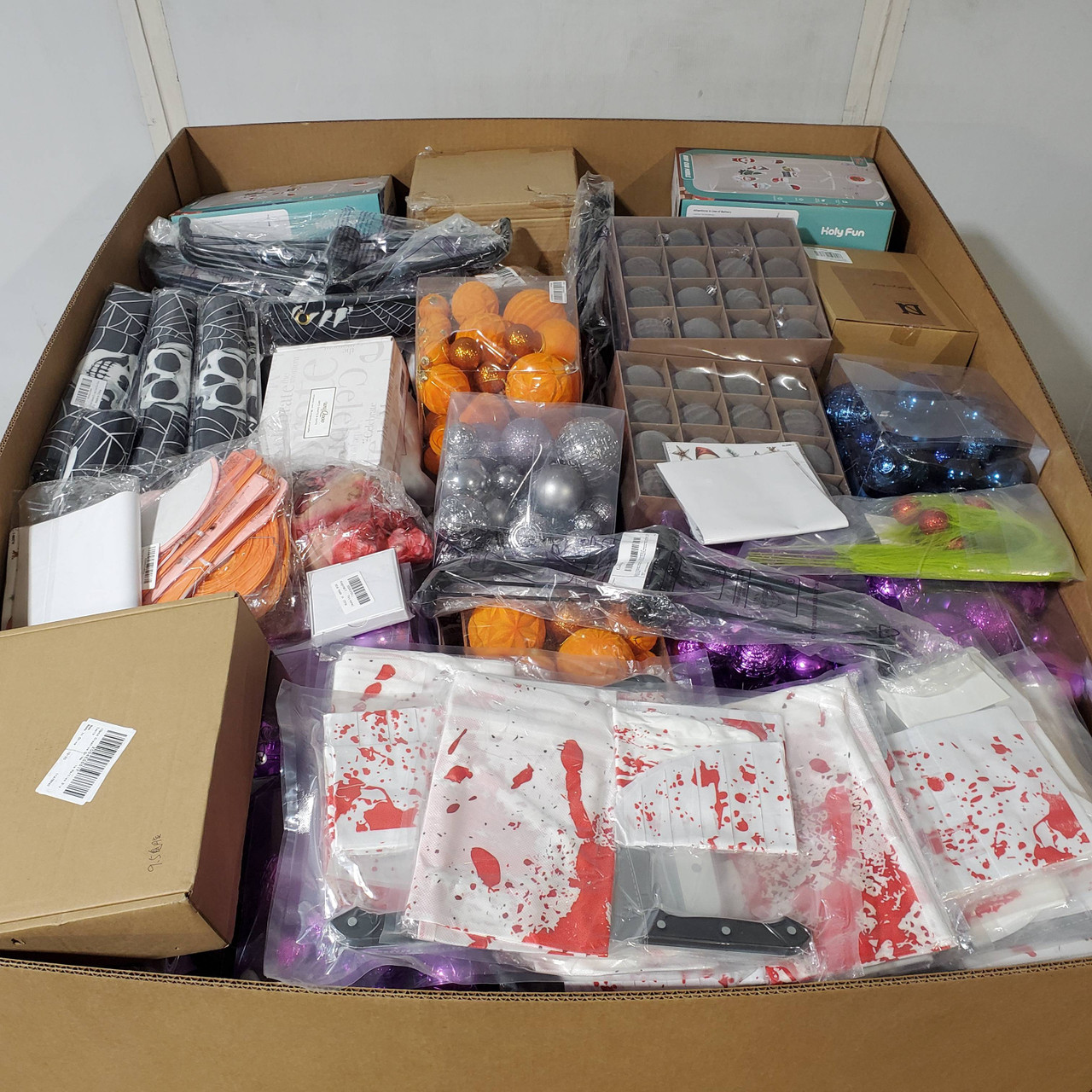 512 units of Holidays & Party - MSRP $8,373 - Returns (Lot # 957603)