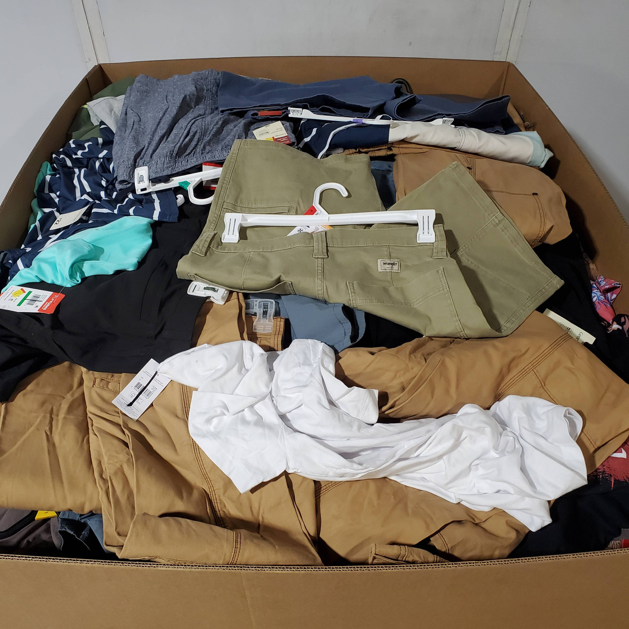 587 units of Clothing & Accessories - MSRP $10,195 - Returns (Lot # 958212)