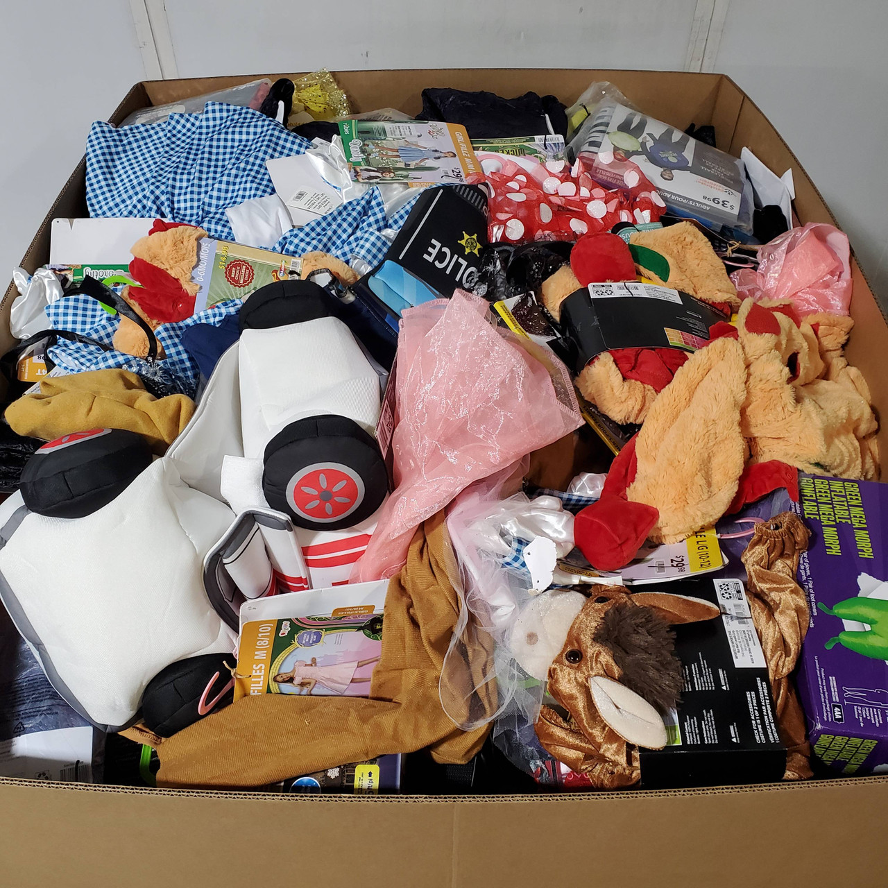 588 units of Halloween & More - MSRP $5,971 - Returns (Lot # 958224)