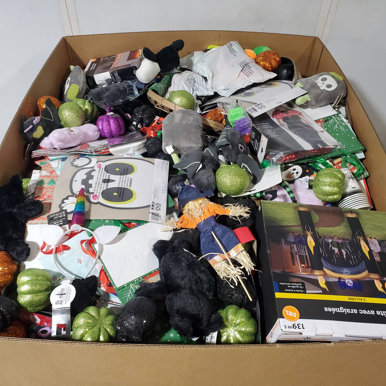 531 units of Halloween & More - MSRP $4,531 - Returns (Lot # 958522)