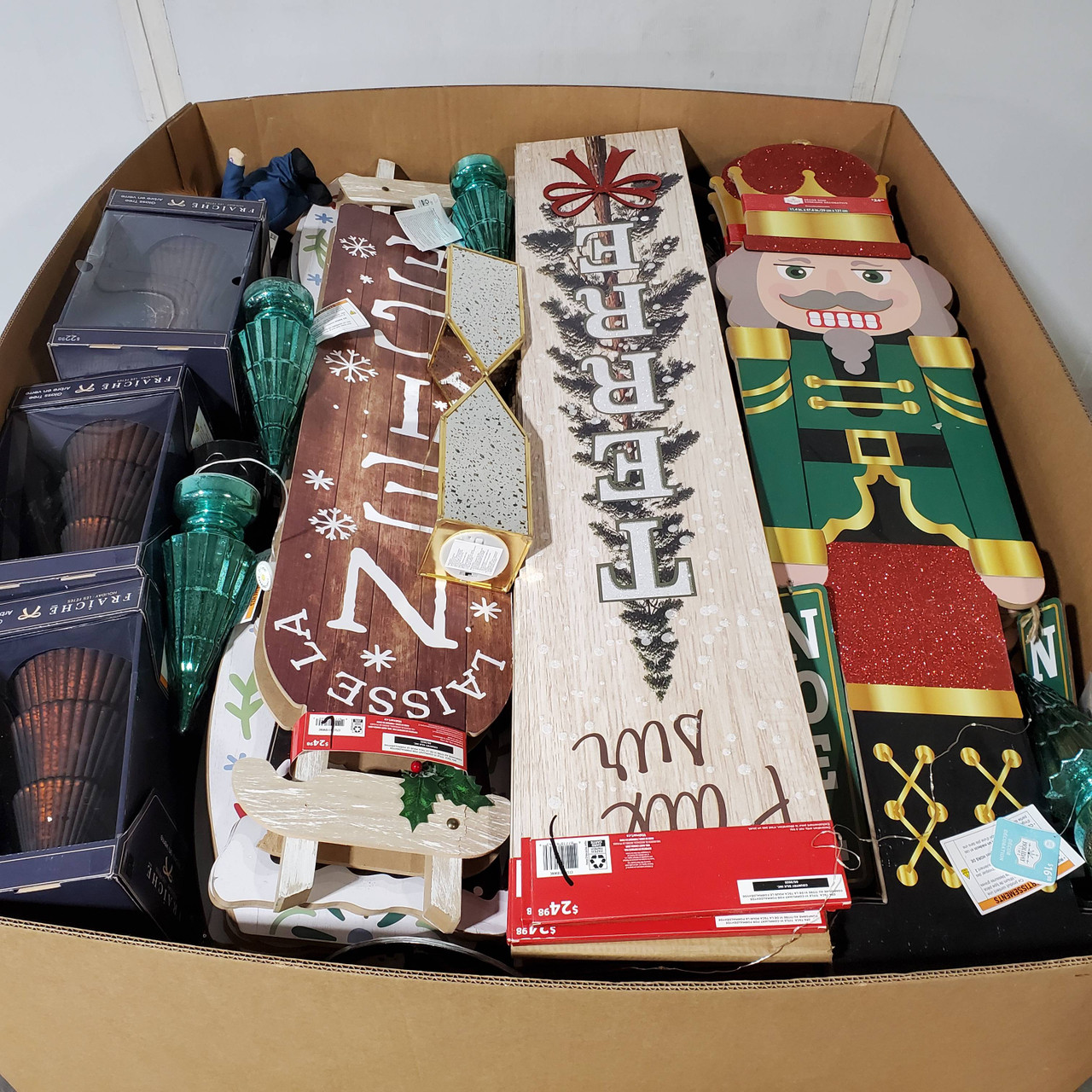 786 units of Christmas & More - MSRP $6,235 - Returns (Lot # 958712)