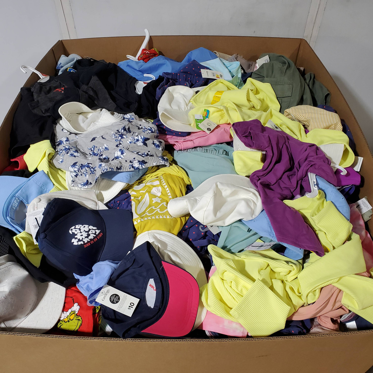 721 units of Clothing & Accessories - MSRP $10,506 - Returns (Lot # 958714)