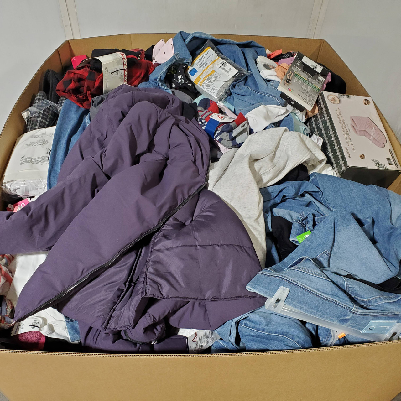 969 units of Clothing & Accessories - MSRP $13,096 - Returns (Lot # 959102)