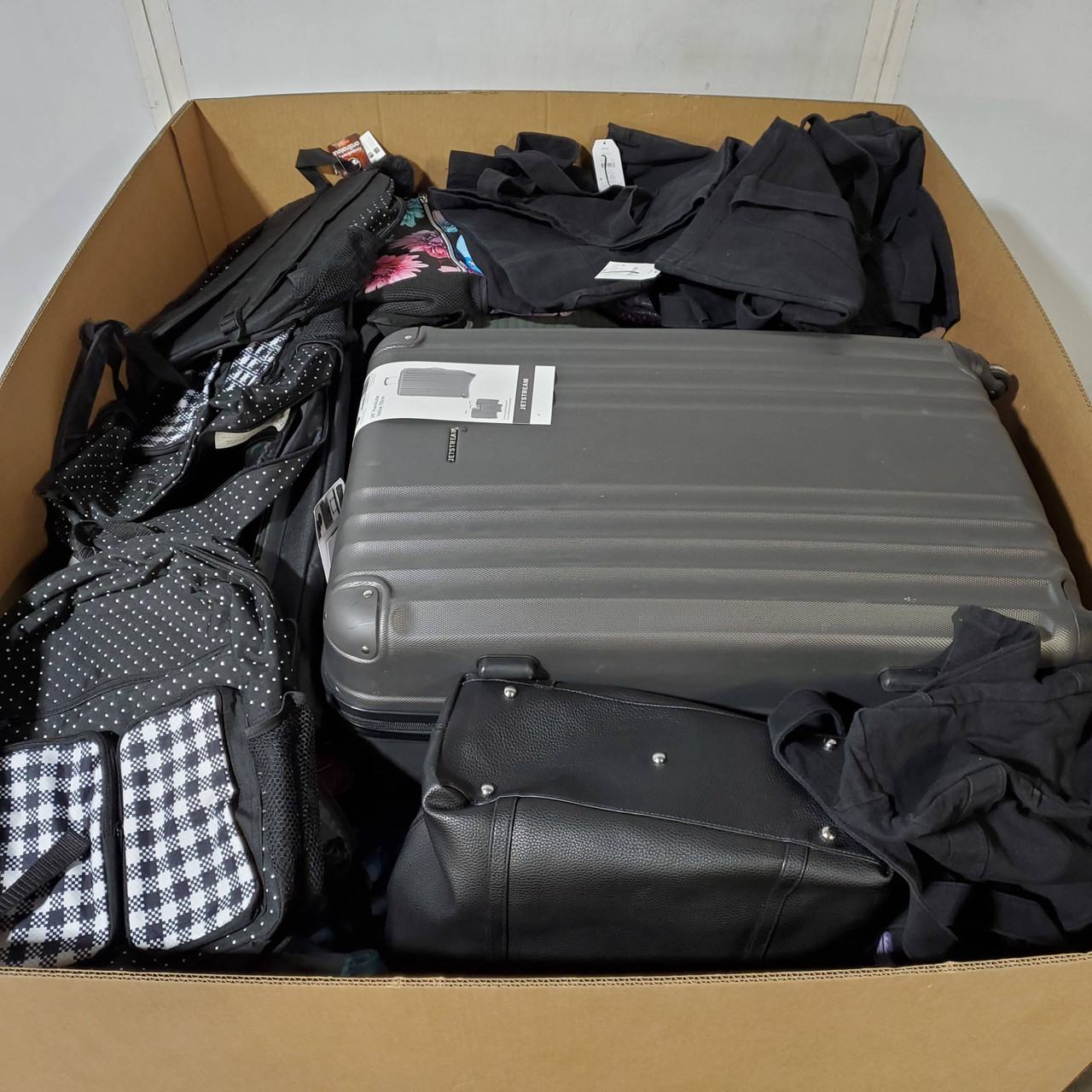 156 units of Luggages & Bags - MSRP $3,993 - Returns (Lot # 950120)