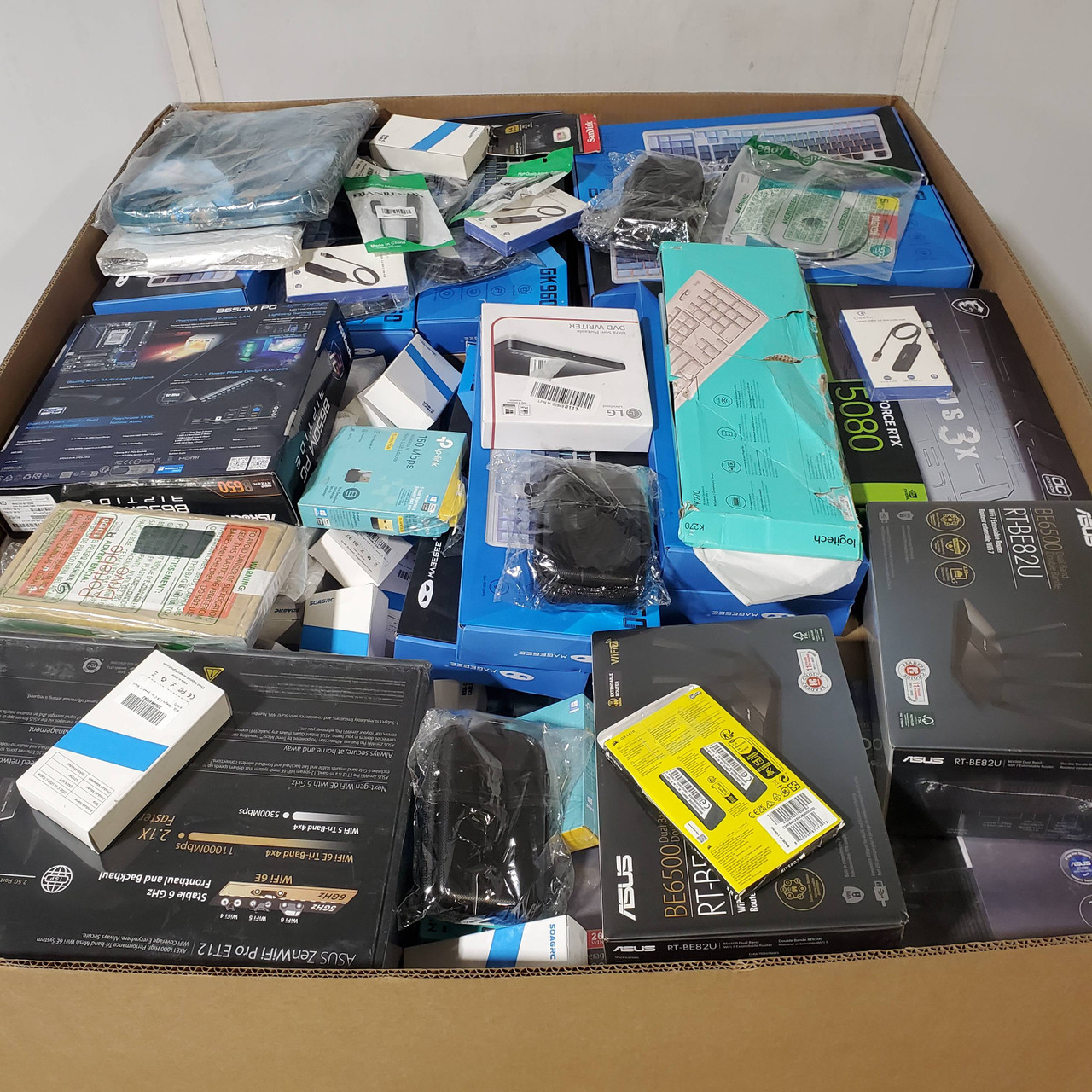 408 units of Computer Accessories - MSRP $20,650 - Returns (Lot # 943434)