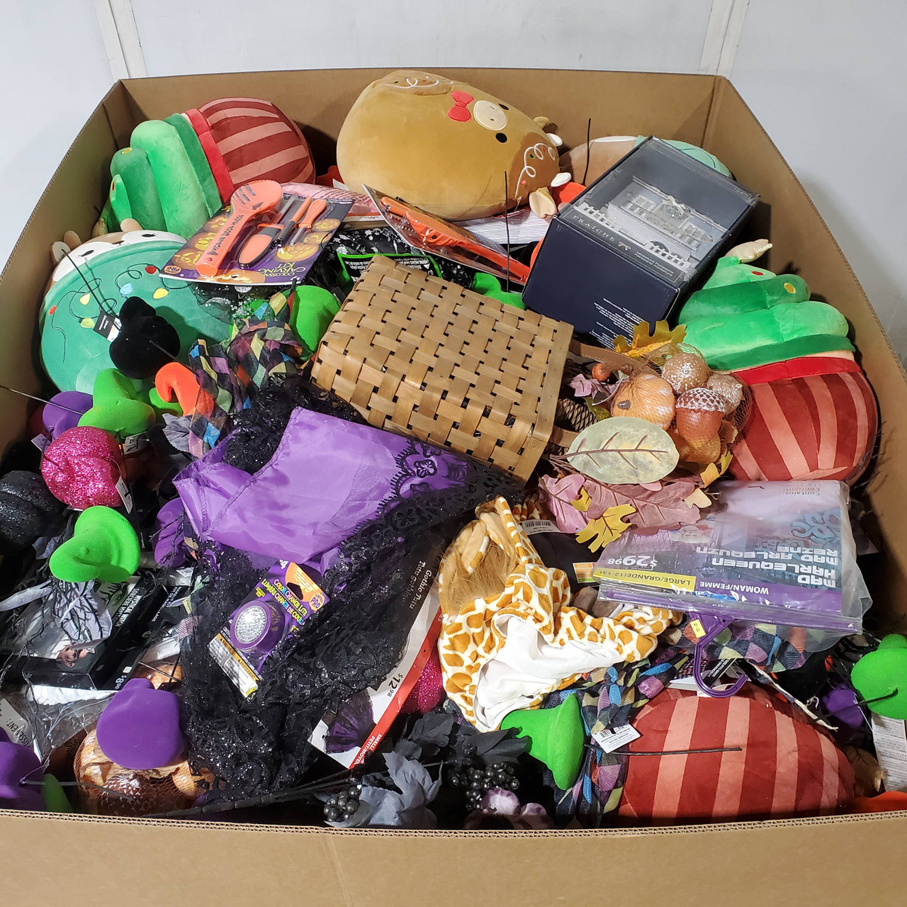 972 units of Holidays & Party - MSRP $5,064 - Returns (Lot # 959901)