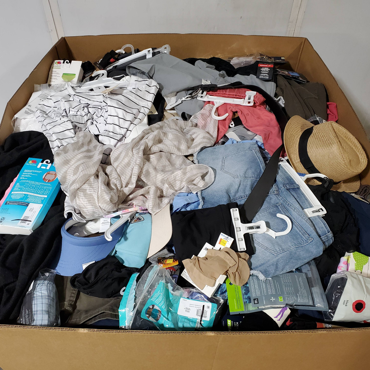 828 units of Clothing & Accessories - MSRP $12,144 - Returns (Lot # 960314)