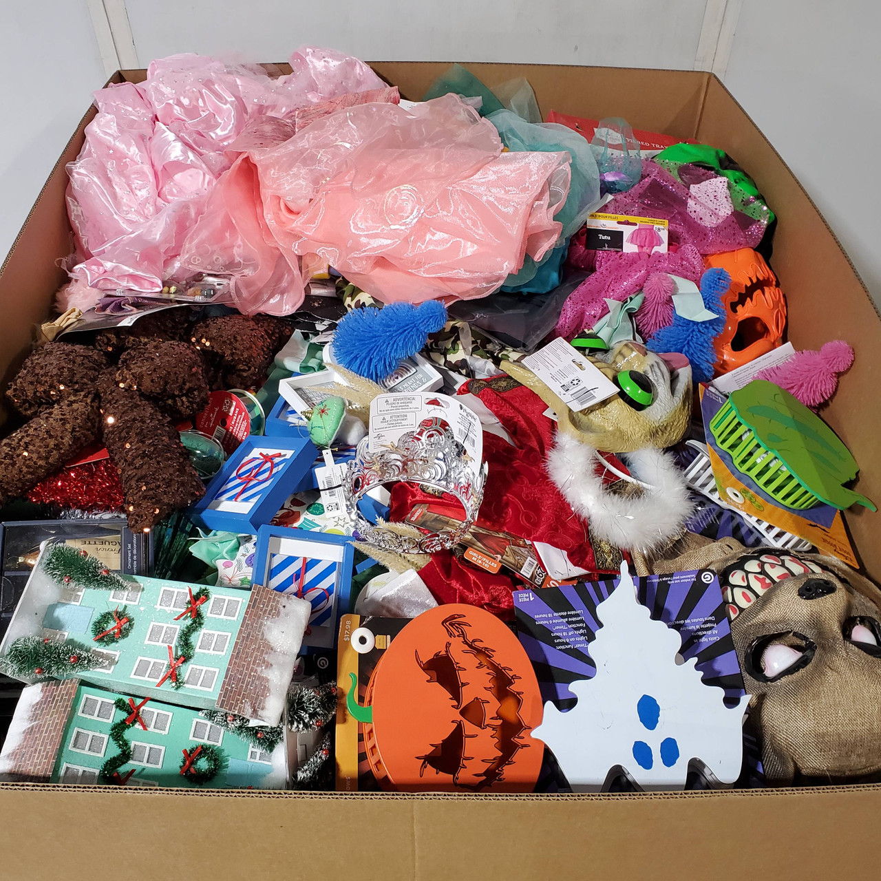 740 units of Halloween & More - MSRP $4,032 - Returns (Lot # 960312)
