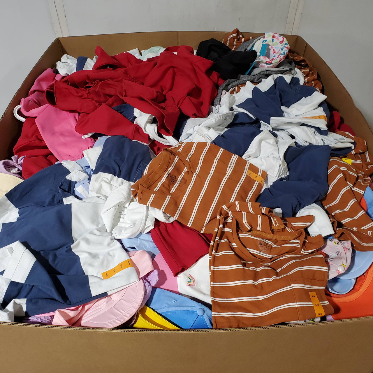 699 units of Clothing & Accessories - MSRP $7,005 - Returns (Lot # 959906)