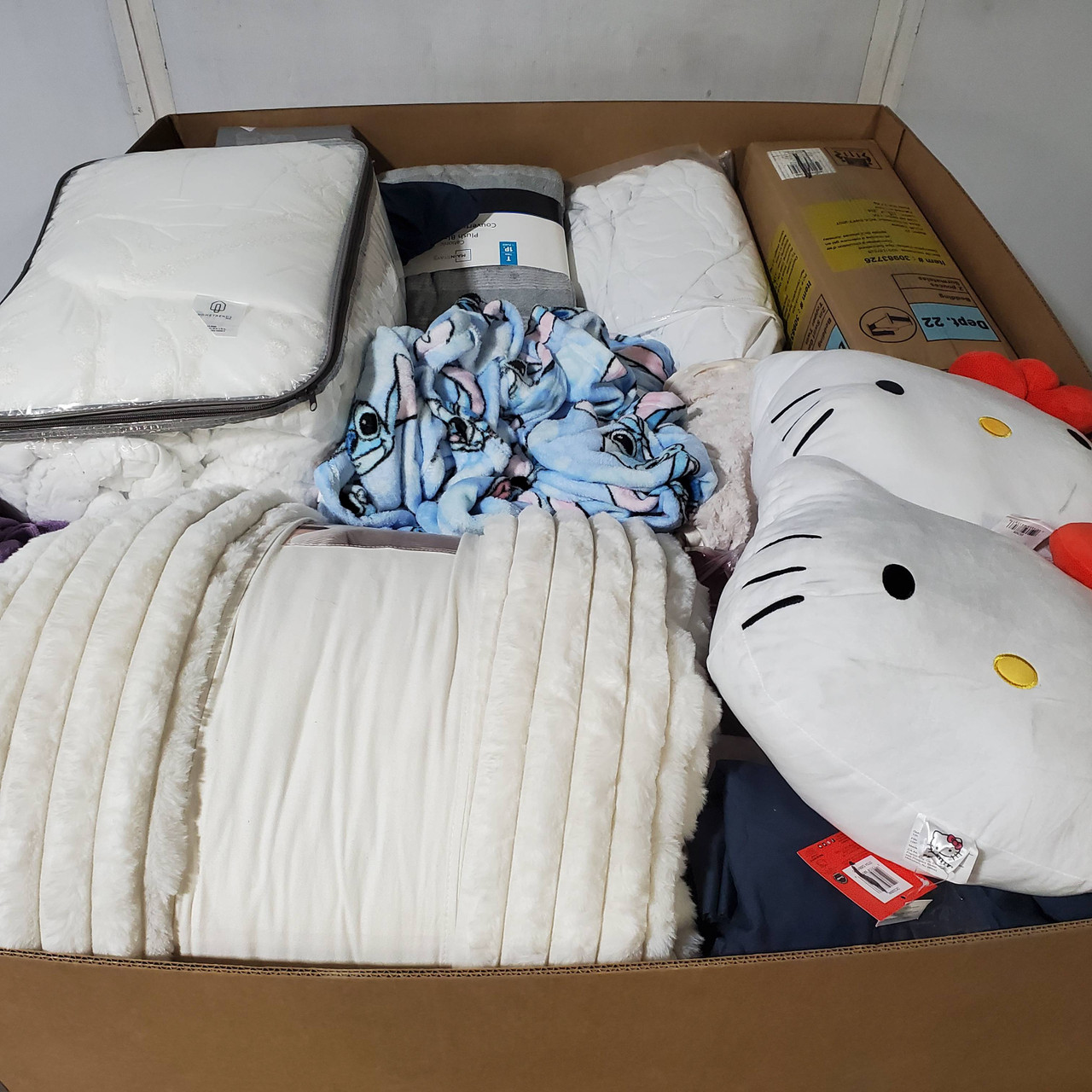 82 units of Bedding - MSRP $2,553 - Returns (Lot # 960604)