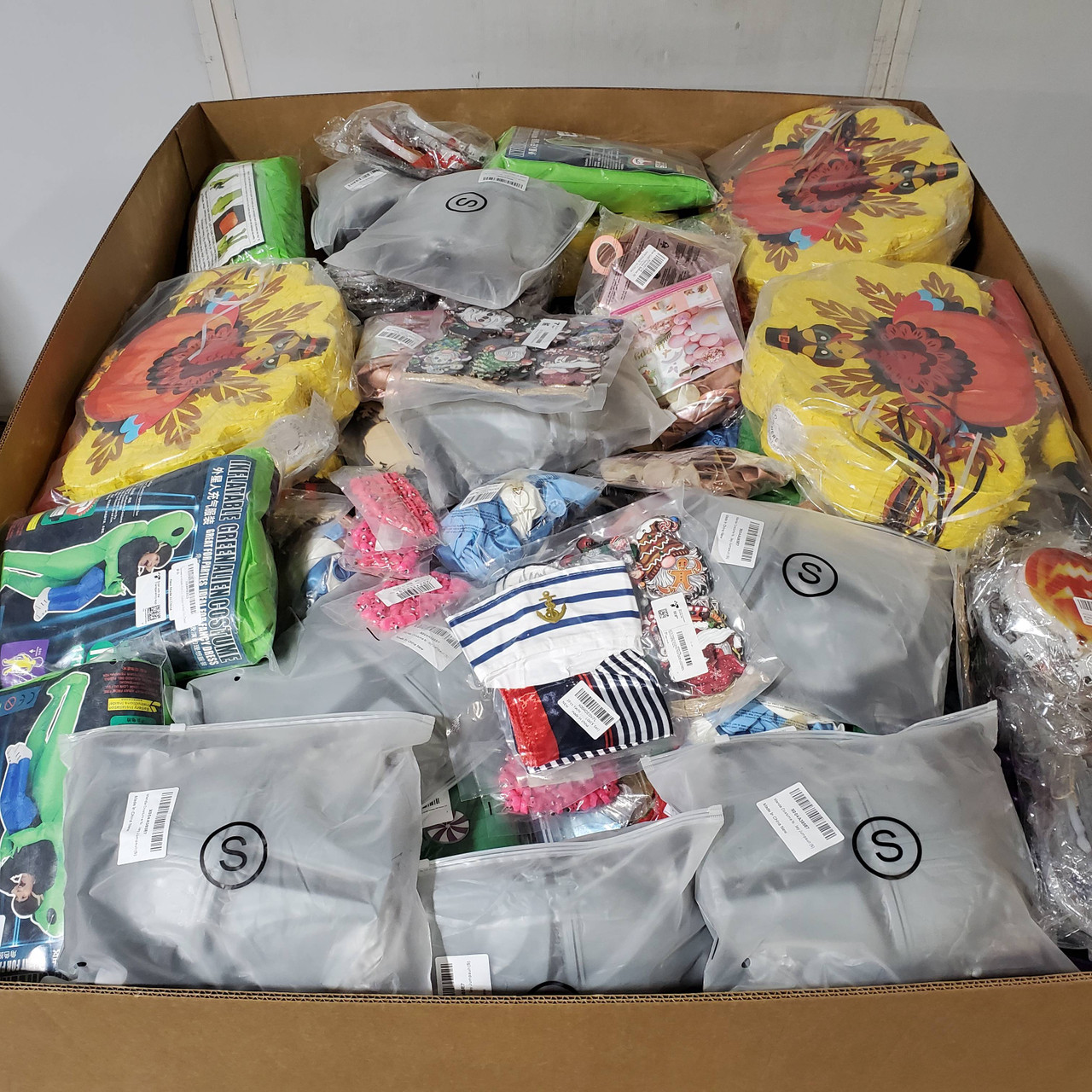 574 units of Holidays & Party - MSRP $8,330 - Returns (Lot # 954615)