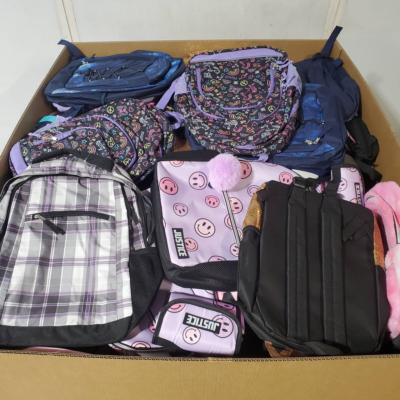 119 units of Luggages & Bags - MSRP $2,901 - Returns (Lot # 961105)