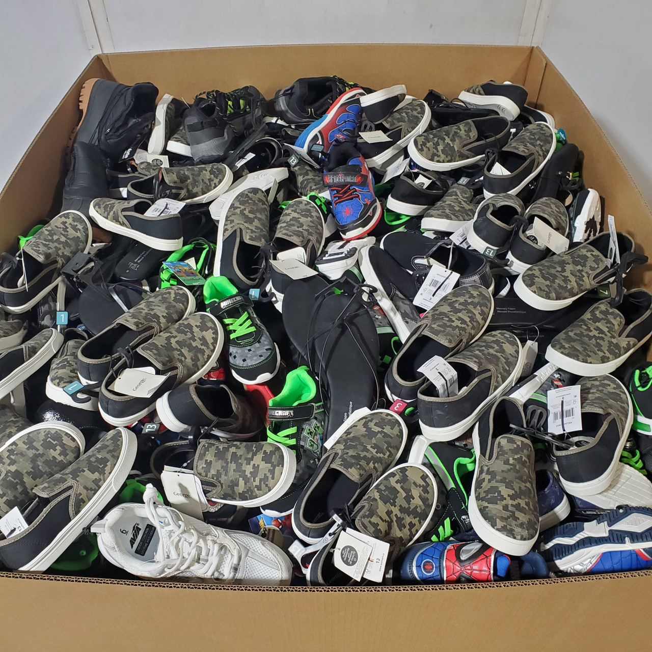 359 units of Shoes (pair) - MSRP $9,402 - Returns (Lot # 961408)