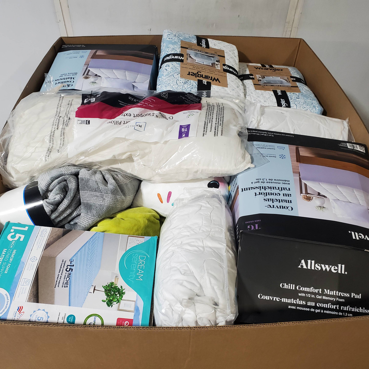 50 units of Bedding - MSRP $2,528 - Returns (Lot # 960807)