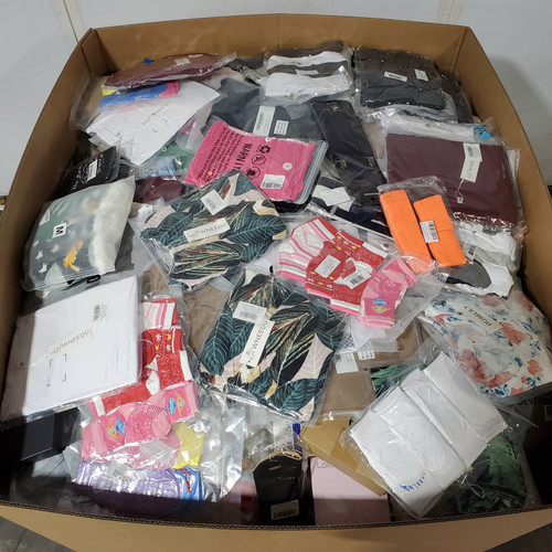 882 units of Clothing & Accessories - MSRP $14,867 - Returns (Lot # 105-9082213)