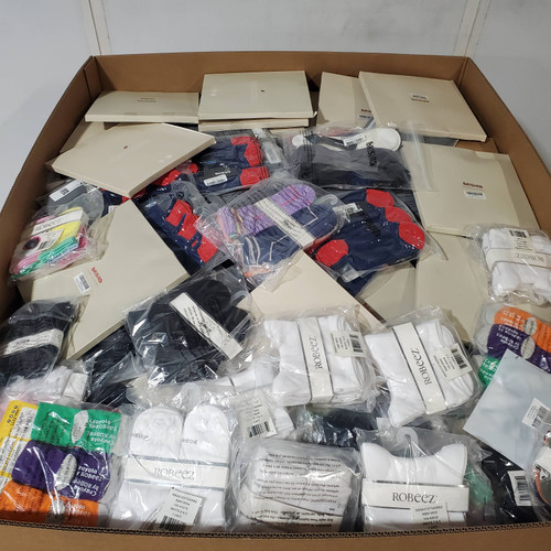 826 units of Clothing & Accessories - MSRP $15,315 - Returns (Lot # 105-908633)
