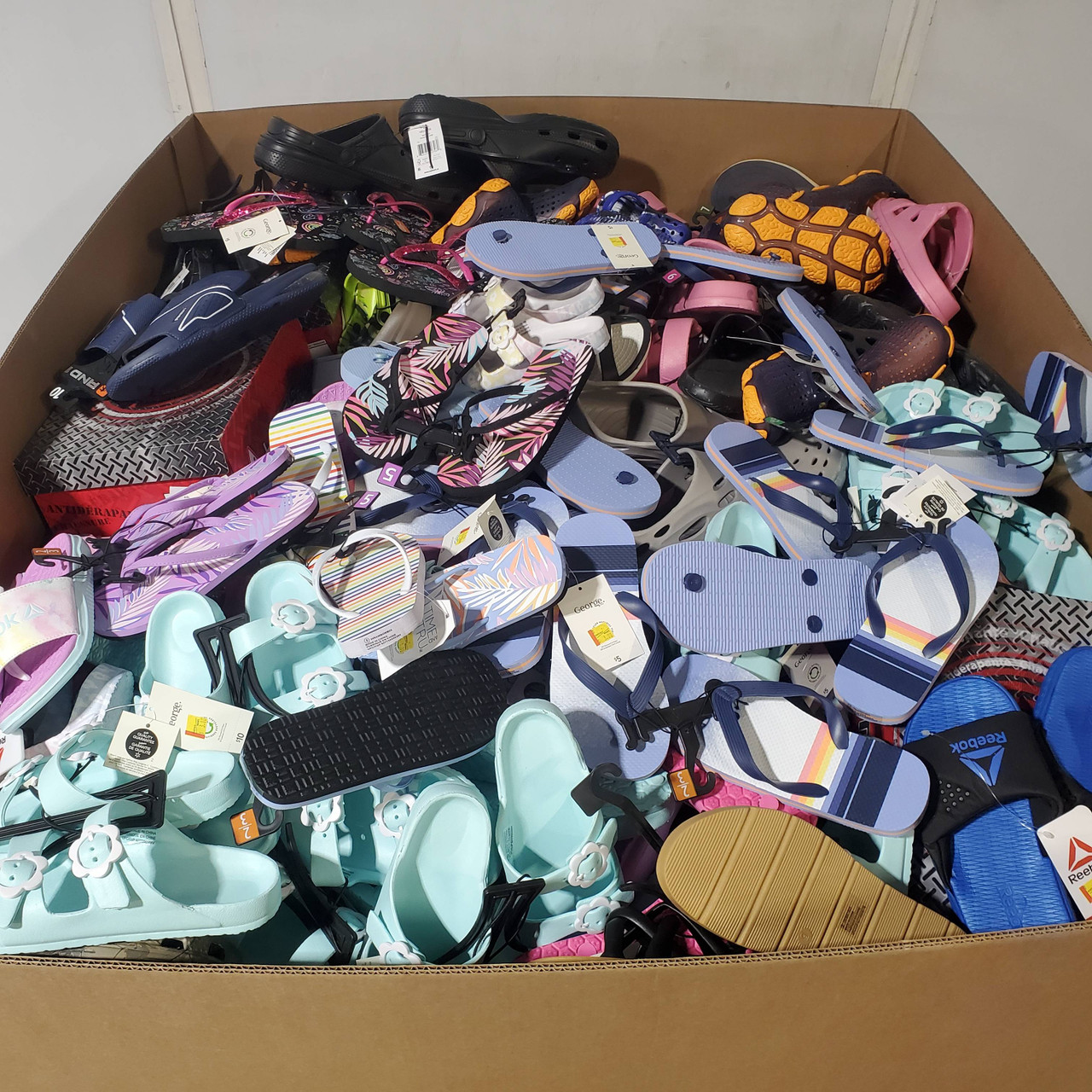 400 units of Shoes (pair) - MSRP $4,608 - Returns (Lot # 952121)