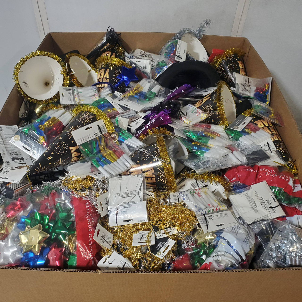 643 units of Holidays & Party - MSRP $3,490 - Returns (Lot # 961506)