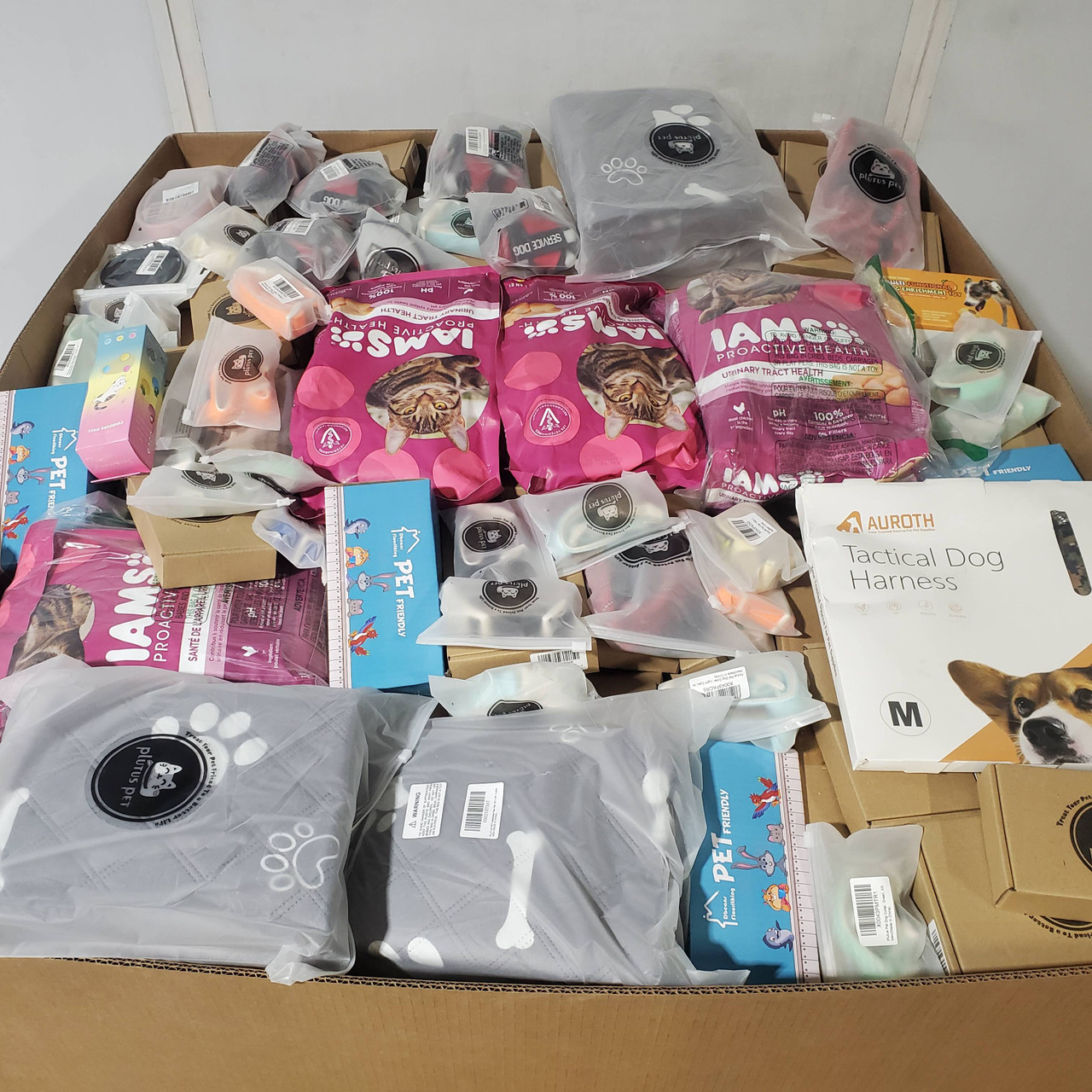 572 units of Pet Products - MSRP $9,990 - Returns (Lot # 947008)