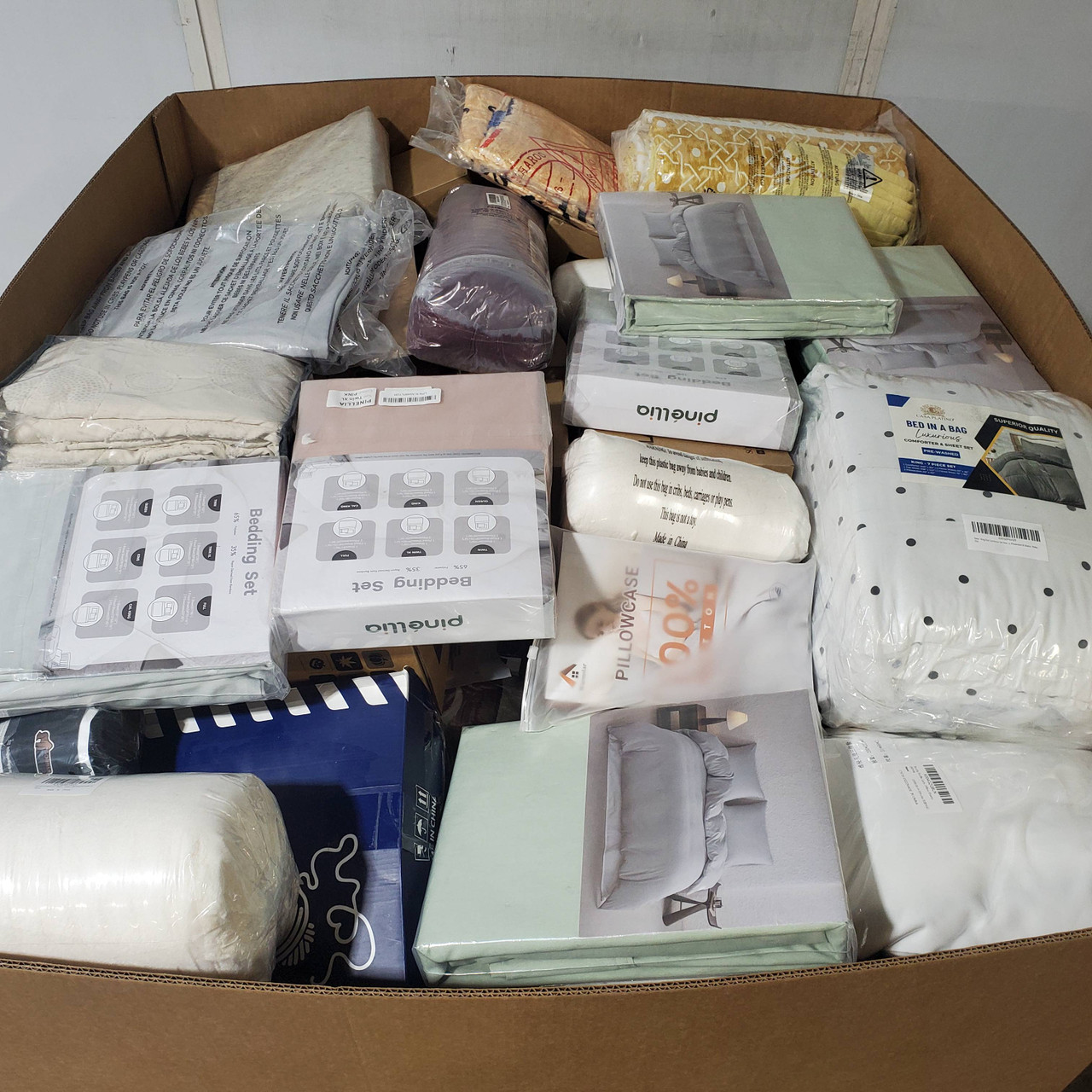 205 units of Bedding - MSRP $5,476 - Returns (Lot # 947616)