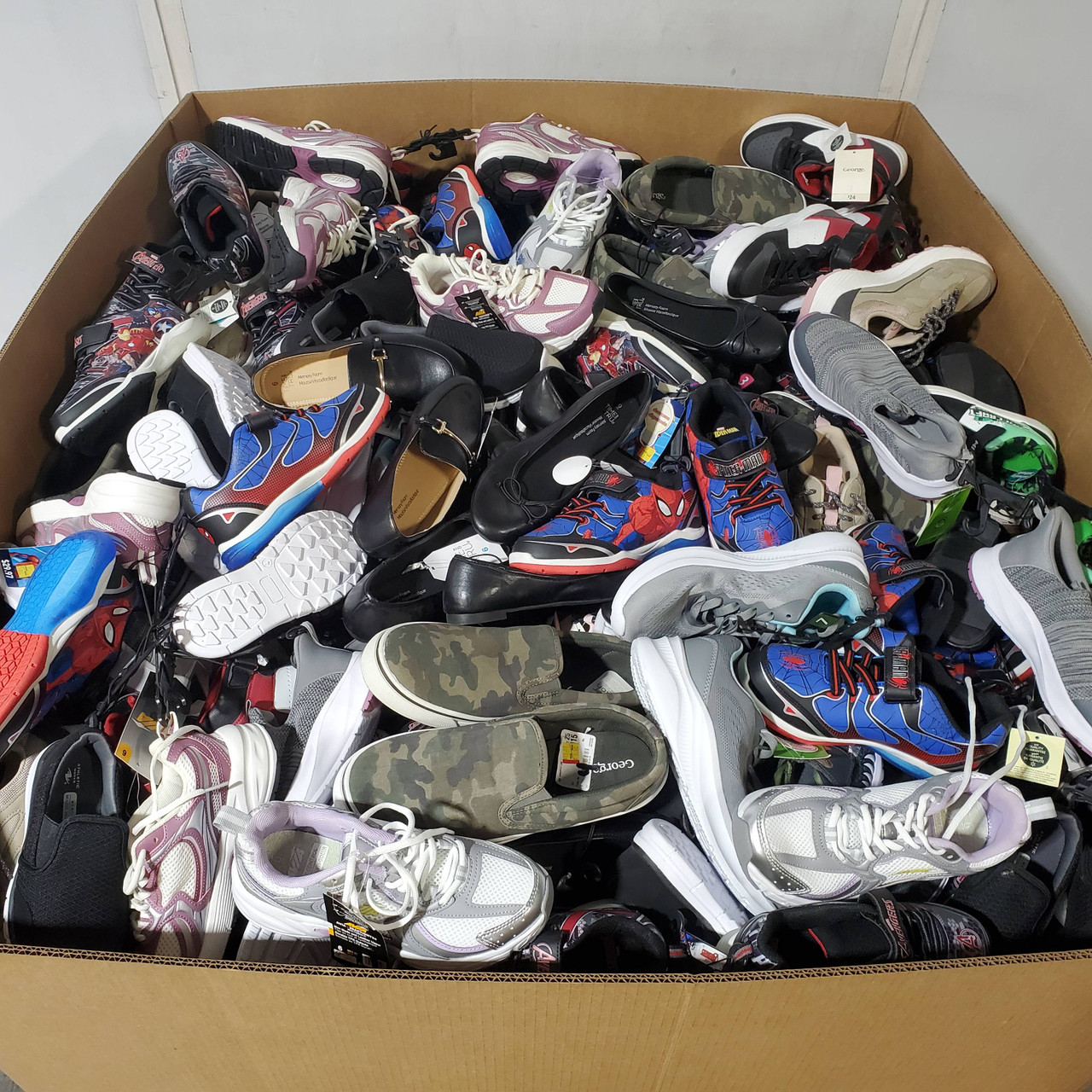371 units of Shoes (pair) - MSRP $8,866 - Returns (Lot # 962207)