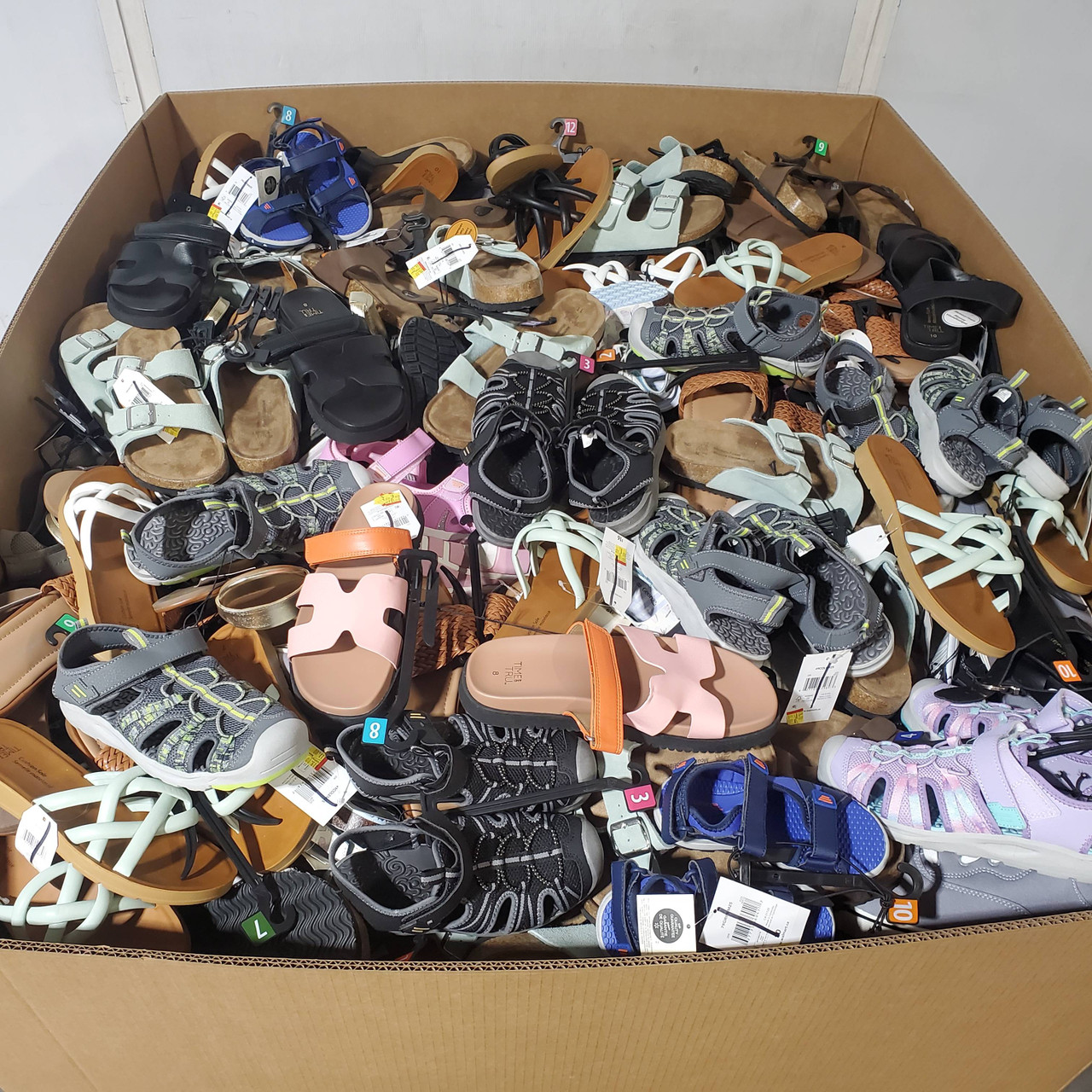 391 units of Shoes (pair) - MSRP $8,491 - Returns (Lot # 962304)