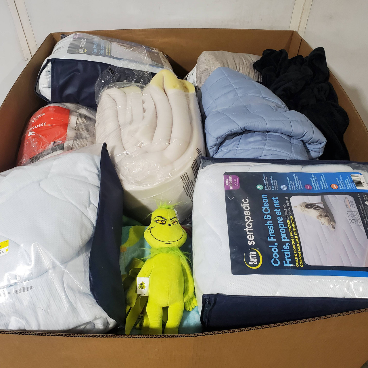 38 units of Bedding - MSRP $1,454 - Returns (Lot # 962320)