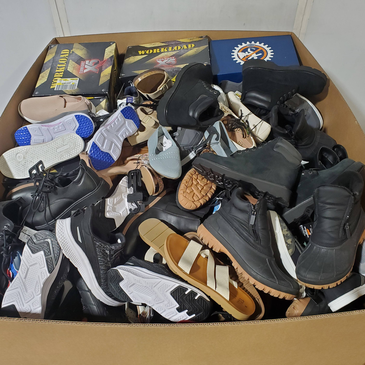 252 units of Shoes (pair) - MSRP $7,150 - Returns (Lot # 962718)