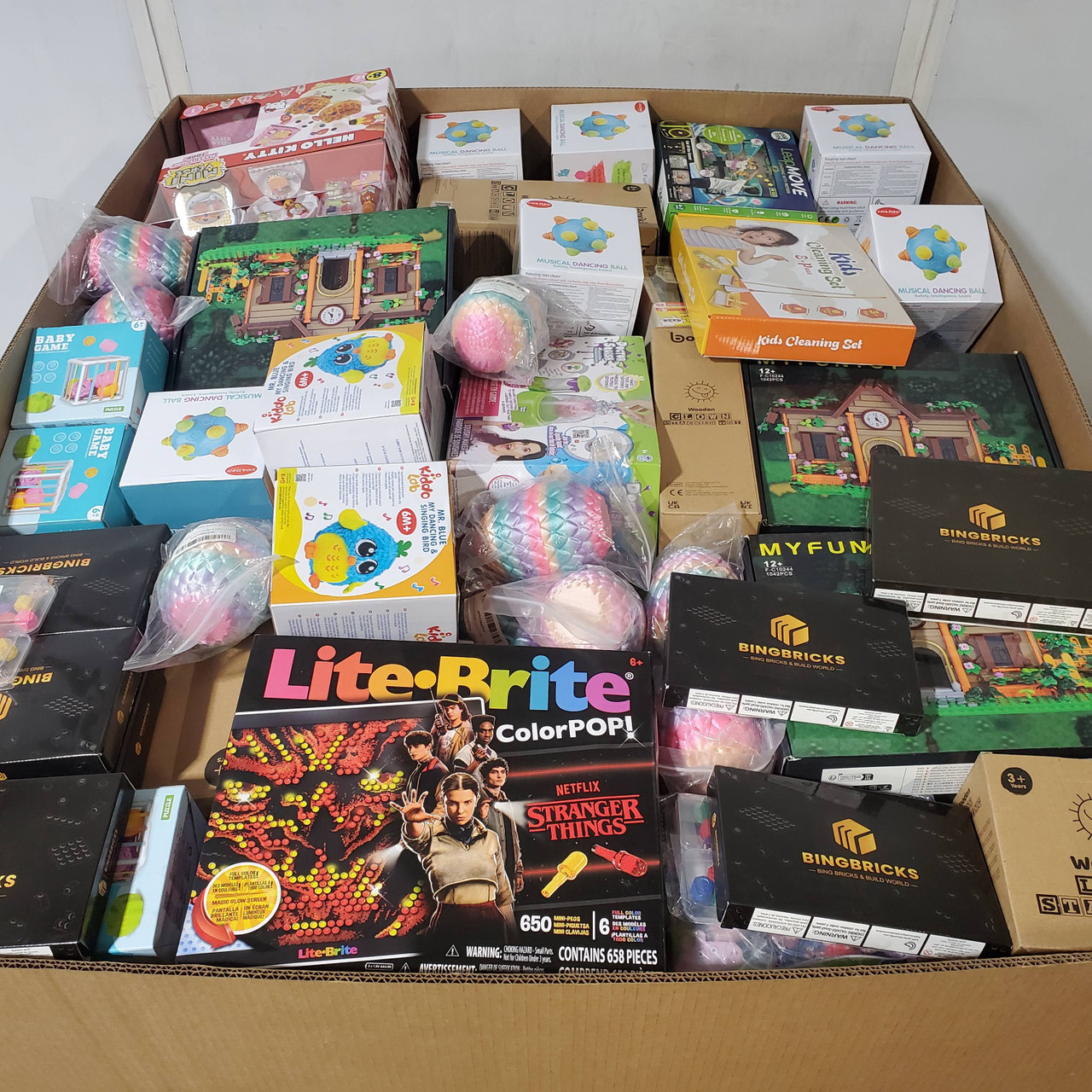 486 units of Toys - MSRP $12,367 - Returns (Lot # 942910)