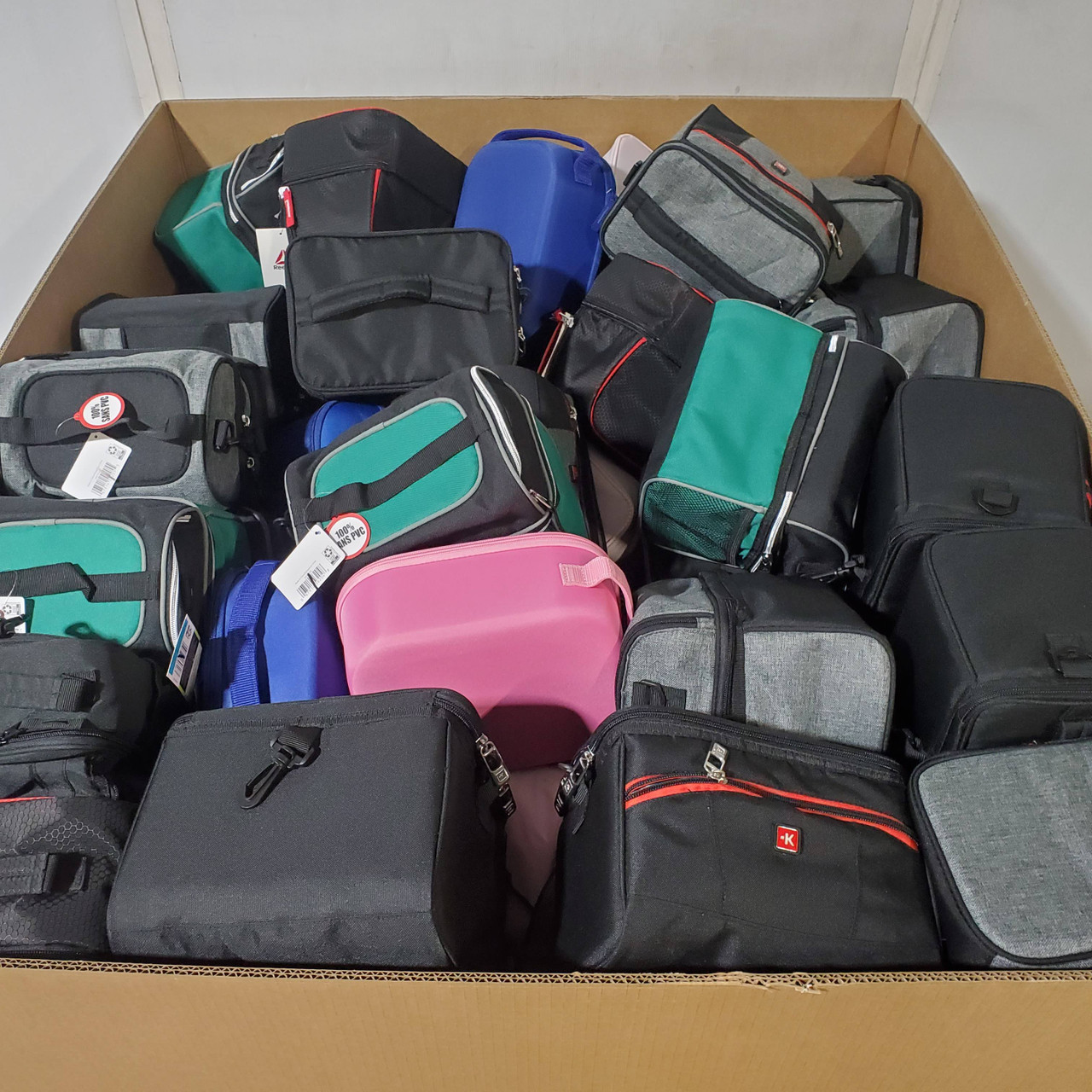 126 units of Lunch Bags - MSRP $2,046 - Returns (Lot # 962012)