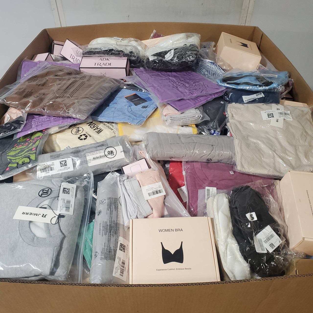 721 units of Clothing & Accessories - MSRP $13,857 - Returns (Lot # 939311)
