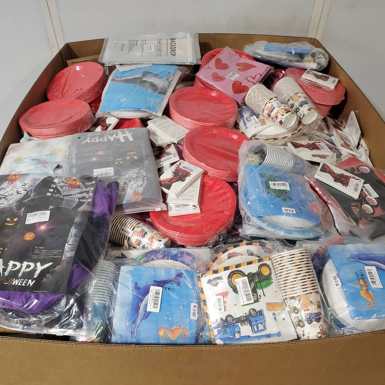 1531 units of Holidays & Party - MSRP $17,526 - Returns (Lot # 939713)