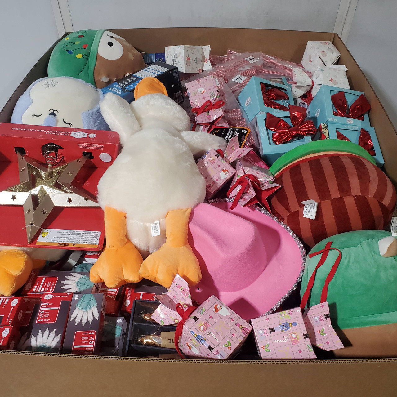 764 units of Christmas & More - MSRP $4,751 - Returns (Lot # 963018)