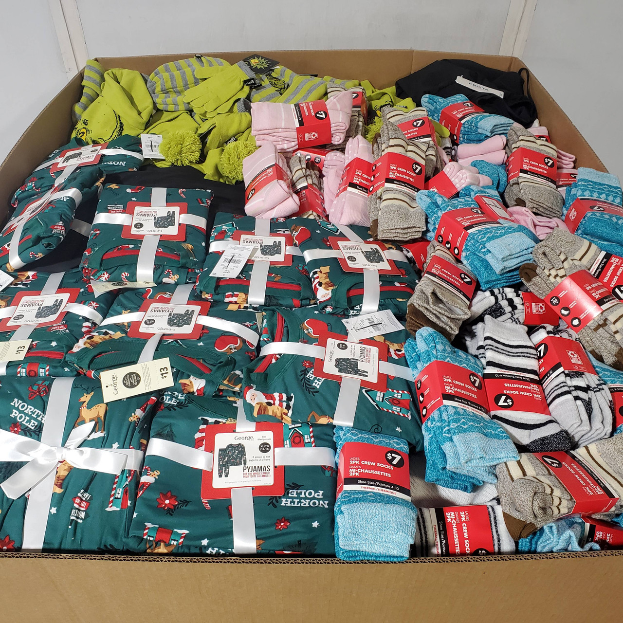 836 units of Clothing & Accessories - MSRP $10,853 - Returns (Lot # 963920)