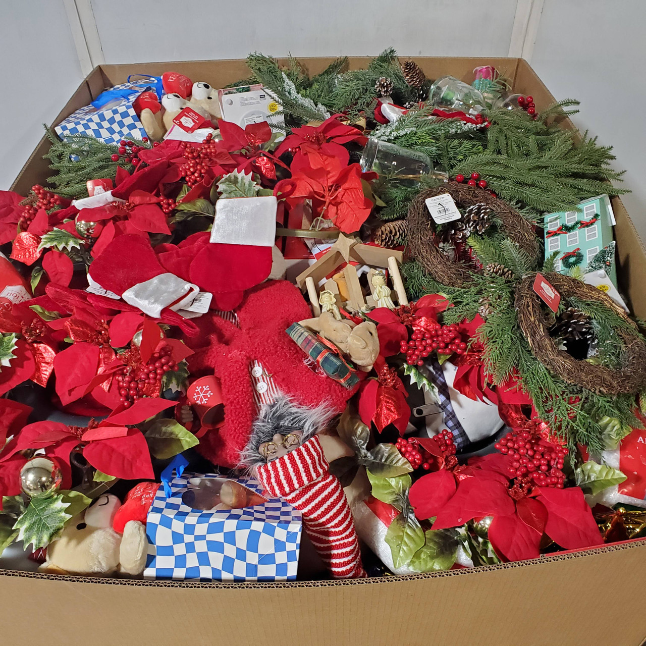 972 units of Christmas & More - MSRP $4,919 - Returns (Lot # 963201)